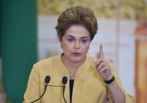 Brasília - Presidenta Dilma Rousseff participa da cerimônia de anúncio da prorrogação da permanência dos médicos brasileiros formados no exterior e estrangeiros no Programa Mais Médicos (José Cruz/Agência Brasil)