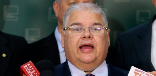 14122015-o-deputado-federal-lucio-vieira-lima-pmdb-ba-deseja-que-seu-partido-saia-da-base-do-governo-dilma-1450123745349_615x300