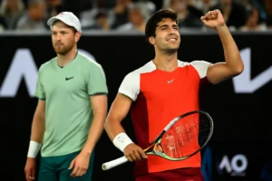 Imagem de capa horizontal 16:9 ilustrando a vitória de Alcaraz contra Hanfmann, refletindo que alcaraz demora, mas vence no Australian Open