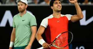 Imagem de capa horizontal 16:9 ilustrando a vitória de Alcaraz contra Hanfmann, refletindo que alcaraz demora, mas vence no Australian Open