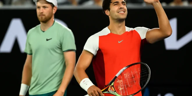 Imagem de capa horizontal 16:9 ilustrando a vitória de Alcaraz contra Hanfmann, refletindo que alcaraz demora, mas vence no Australian Open