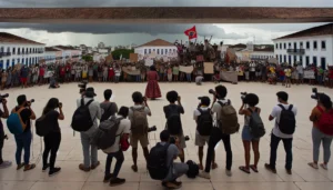 Cena de uma praça no Piauí com mulheres negras, indígenas e quilombolas protestando com faixas, sob céu nublado