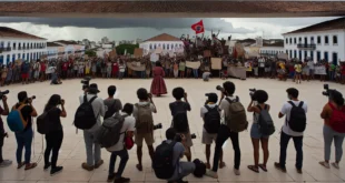Cena de uma praça no Piauí com mulheres negras, indígenas e quilombolas protestando com faixas, sob céu nublado