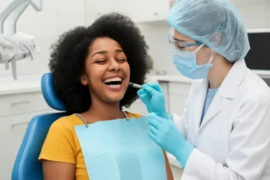 Imagem horizontal 16:9 ilustrando universidade oferecendo atendimentos odontológicos gratuitos em Salvador, sem textos escritos