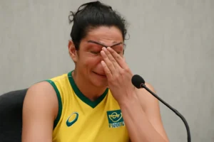 Imagem de capa horizontal 16:9 representando a afastada doping Tandara Caixeta, anunciando aposentadoria do vôlei de forma emocionante