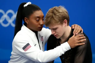 Imagem horizontal mostrando Simone Biles oferece apoio ao patinador Ilia Malinin na Olimpíada de Inverno