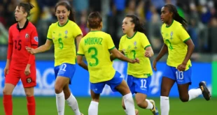 Imagem horizontal 16:9 representando a seleção feminina de futebol goleando a Coreia do Sul na estreia da Fifa Series, surpreendendo o mundo.