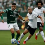 Imagem horizontal mostrando dois jogadores menos do Corinthians durante o clássico com o Palmeiras