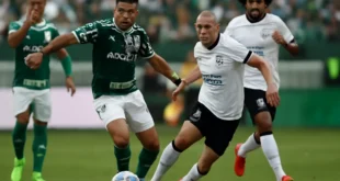 Imagem horizontal mostrando dois jogadores menos do Corinthians durante o clássico com o Palmeiras