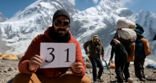 Imagem horizontal 16:9 sobre mineiro registra contagem regressiva, destacando heróis invisíveis das altas montanhas do Everest