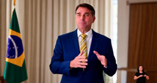 Flávio Bolsonaro durante pronunciamento em que critica Lula e Alexandre de Moraes