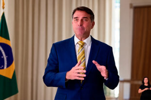 Flávio Bolsonaro durante pronunciamento em que critica Lula e Alexandre de Moraes
