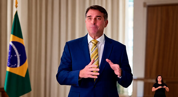 Flávio Bolsonaro durante pronunciamento em que critica Lula e Alexandre de Moraes