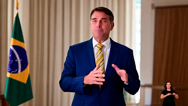 Flávio Bolsonaro durante pronunciamento em que critica Lula e Alexandre de Moraes